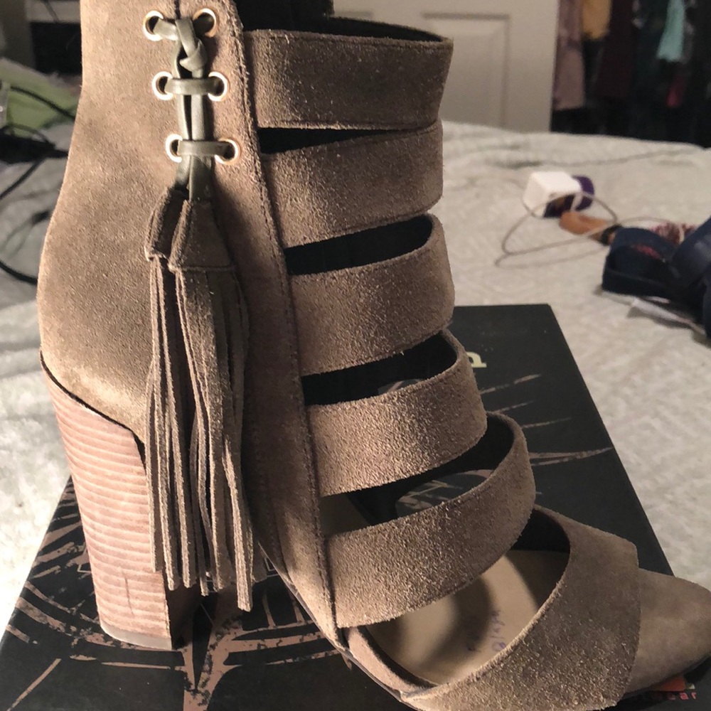 💥NEW LISTING💥Guess Blasa Fringe Heels
